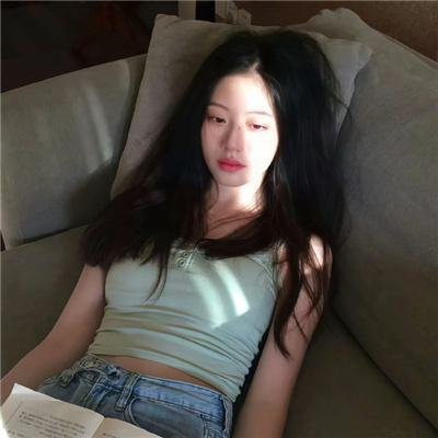 穿一只红鞋的男人
